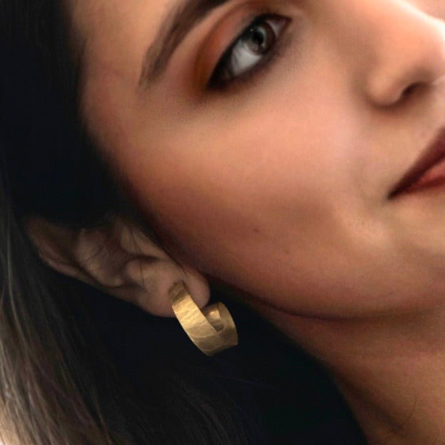 Wafer texture spiral hoops in 18K yellow gold