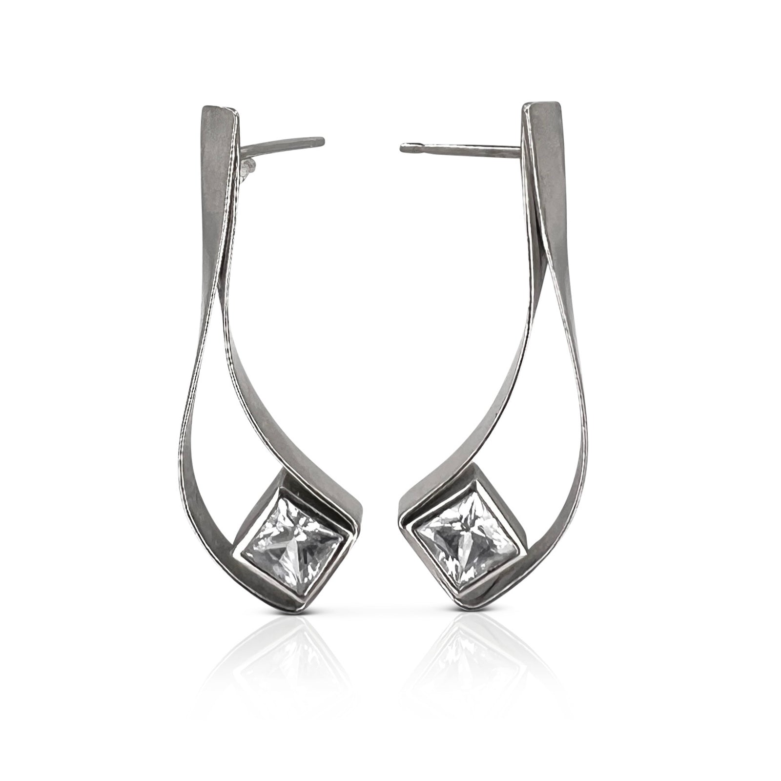 Ribbon earrings in 18K Gold with princess-cut setting