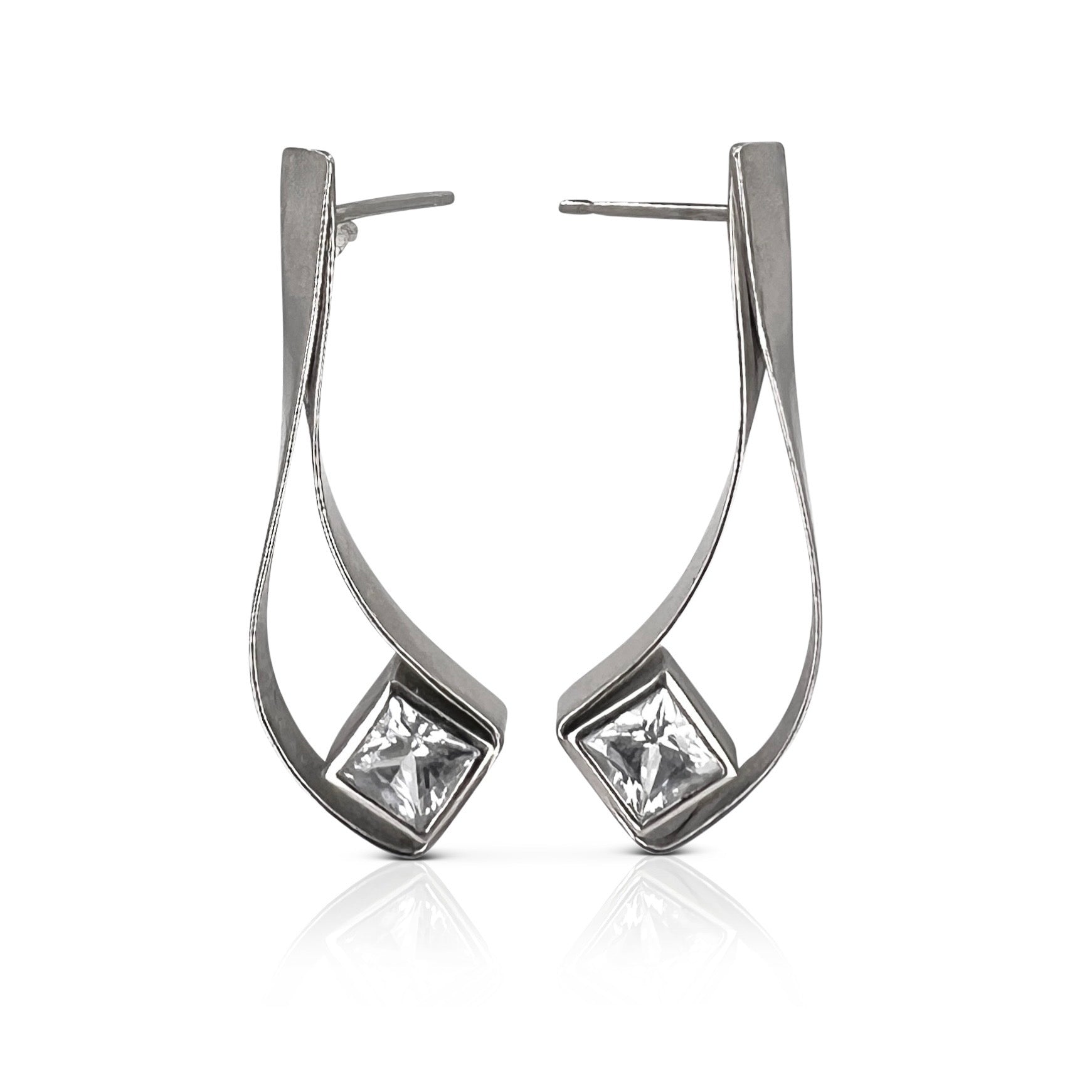 Ribbon earrings in 18K Gold with princess-cut setting