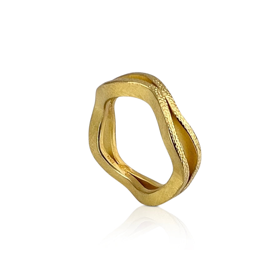 “High profile” double layer serpentine ring in 18K yellow gold