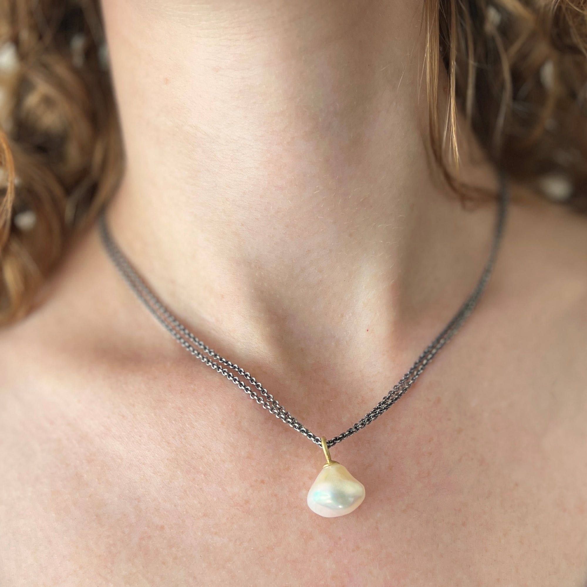 Little freshwater pearl pendant