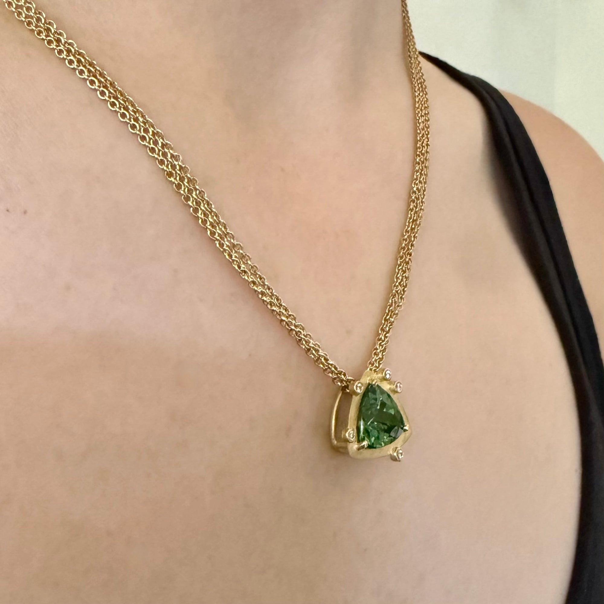 A fiery tourmaline necklace in 18K yellow gold on a triple chain