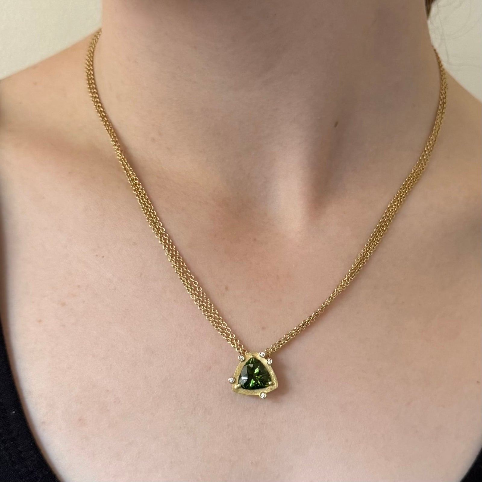 A fiery tourmaline necklace in 18K yellow gold on a triple chain