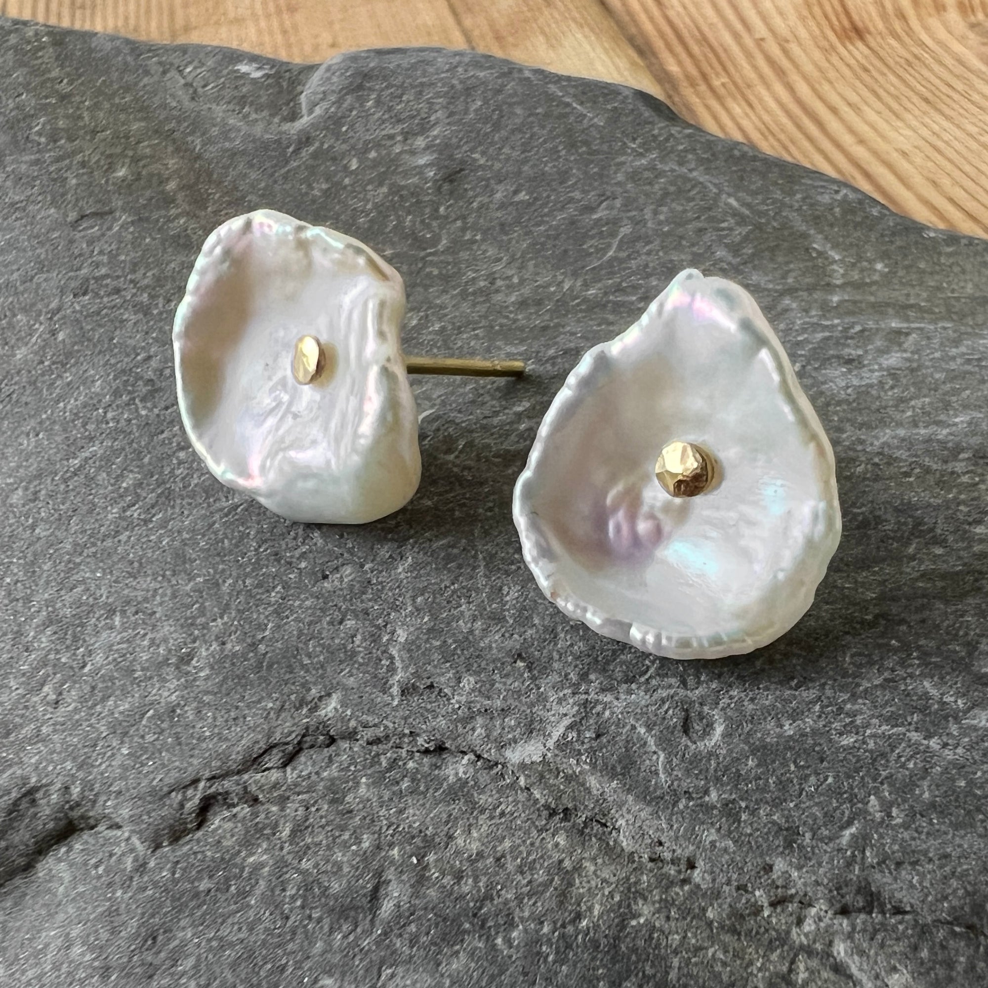 Shell-like pearl studs in 18K yellow gold