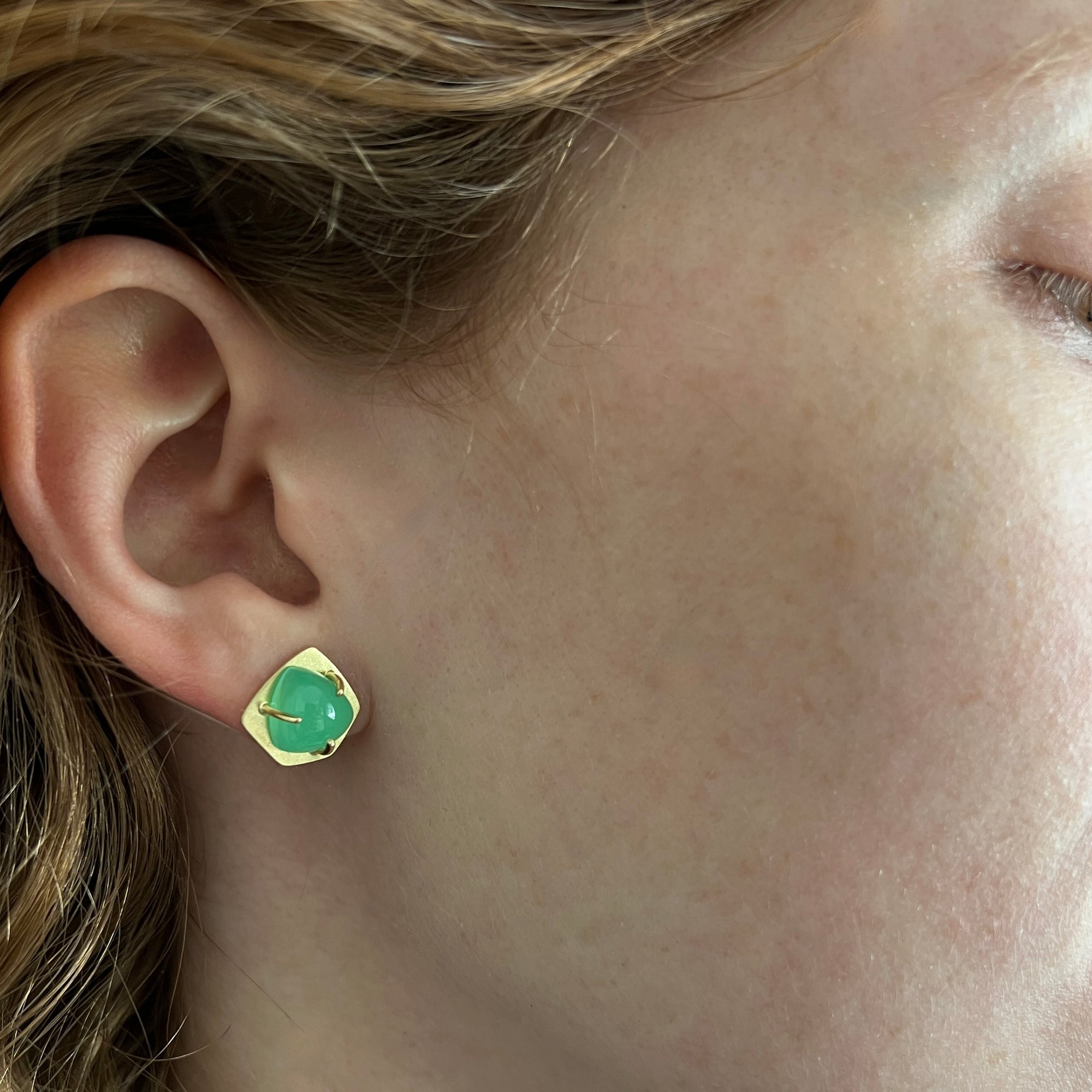 Sugarloaf Chrysoprase earrings in 18K yellow gold