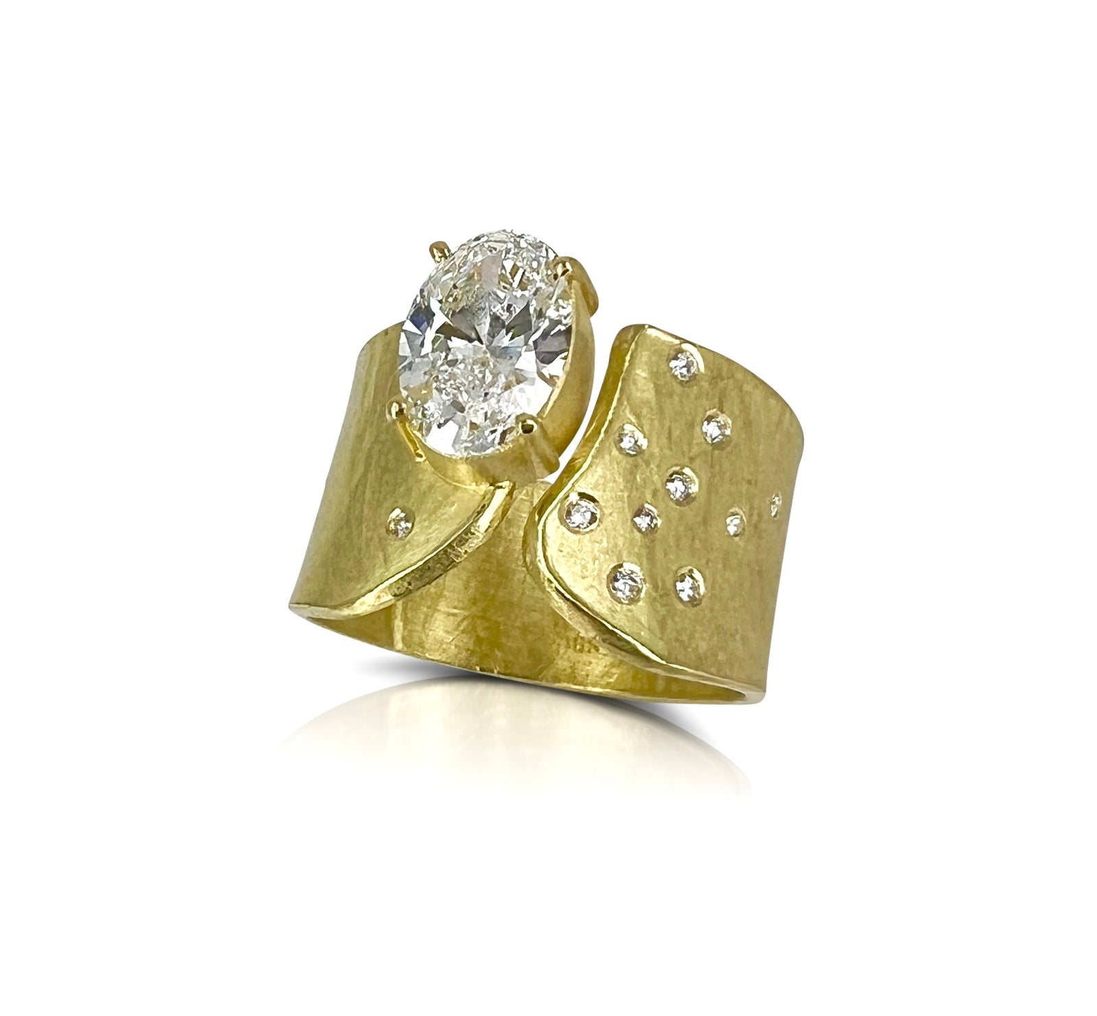 Wafer ring in 18K gold with 1.55 ct oval lab-created diamond