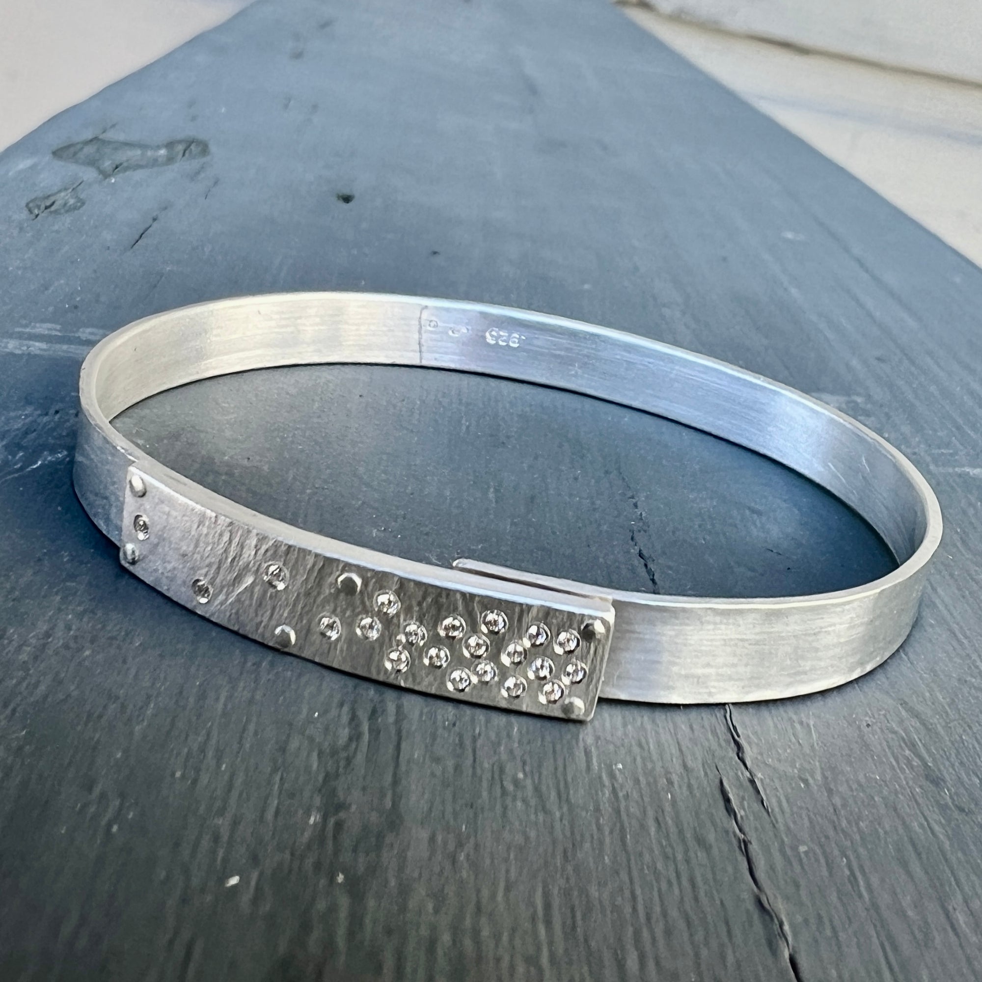 Narrow forged cuff in sterling silver with top closure and diamonds (2)