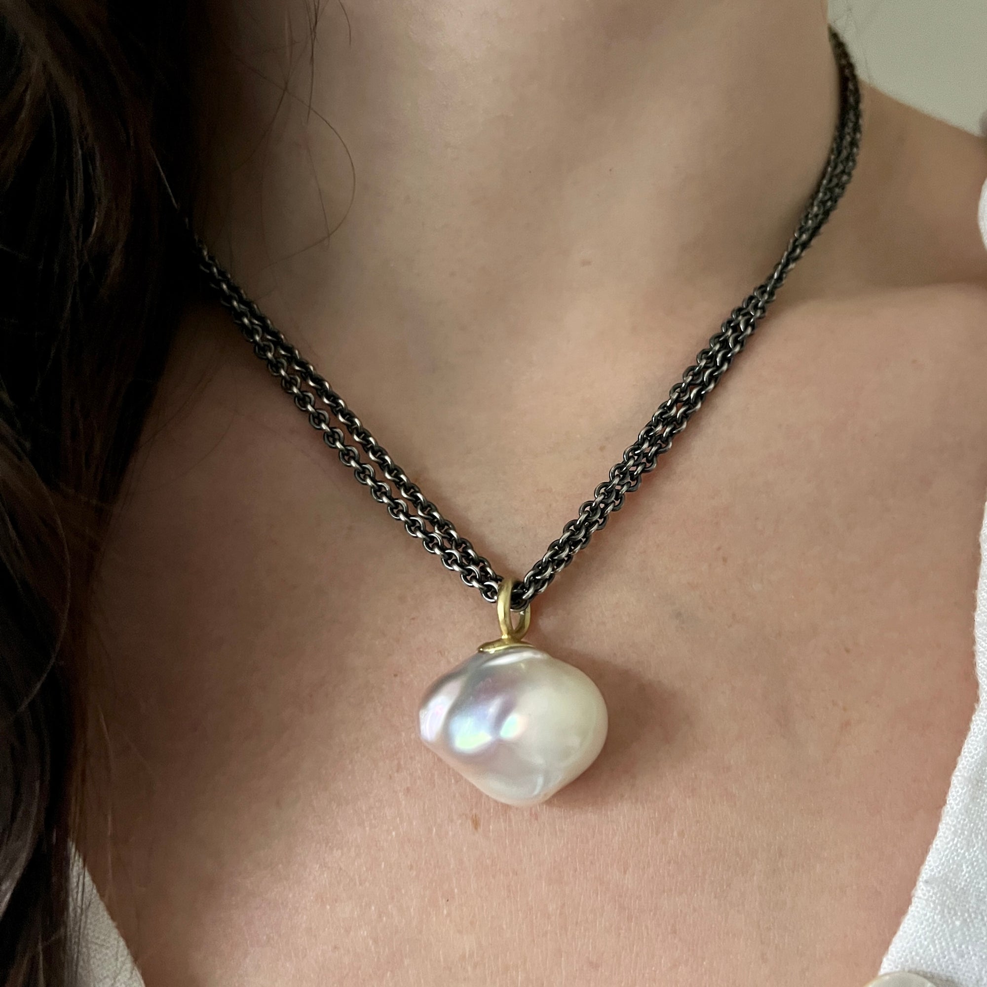 Baroque pearl pendant with 18K yellow gold bail