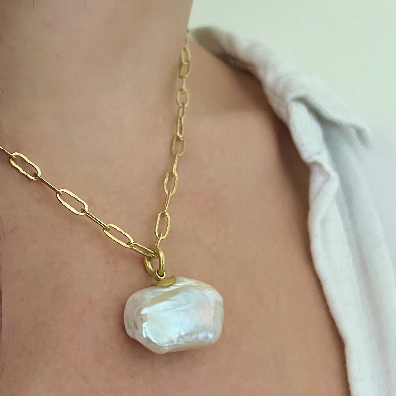 Baroque pearl pendant with 18K yellow gold bail
