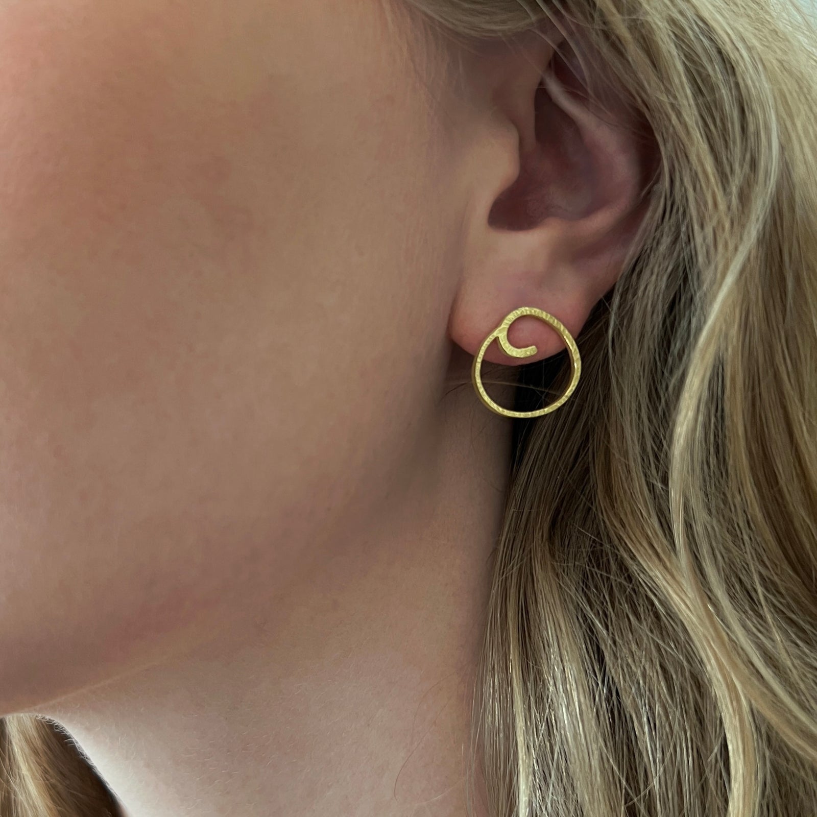 Simple spiral studs in 18K yellow gold