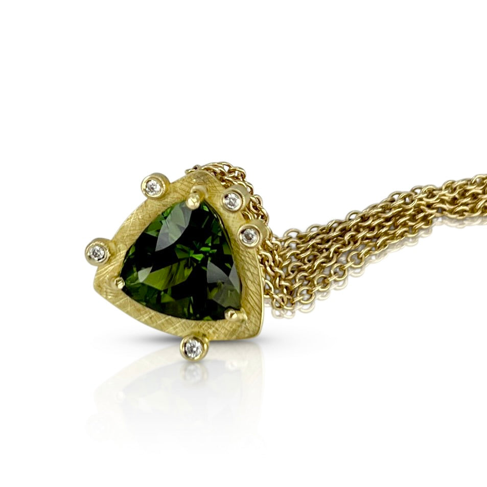 A fiery tourmaline necklace in 18K yellow gold on a triple chain
