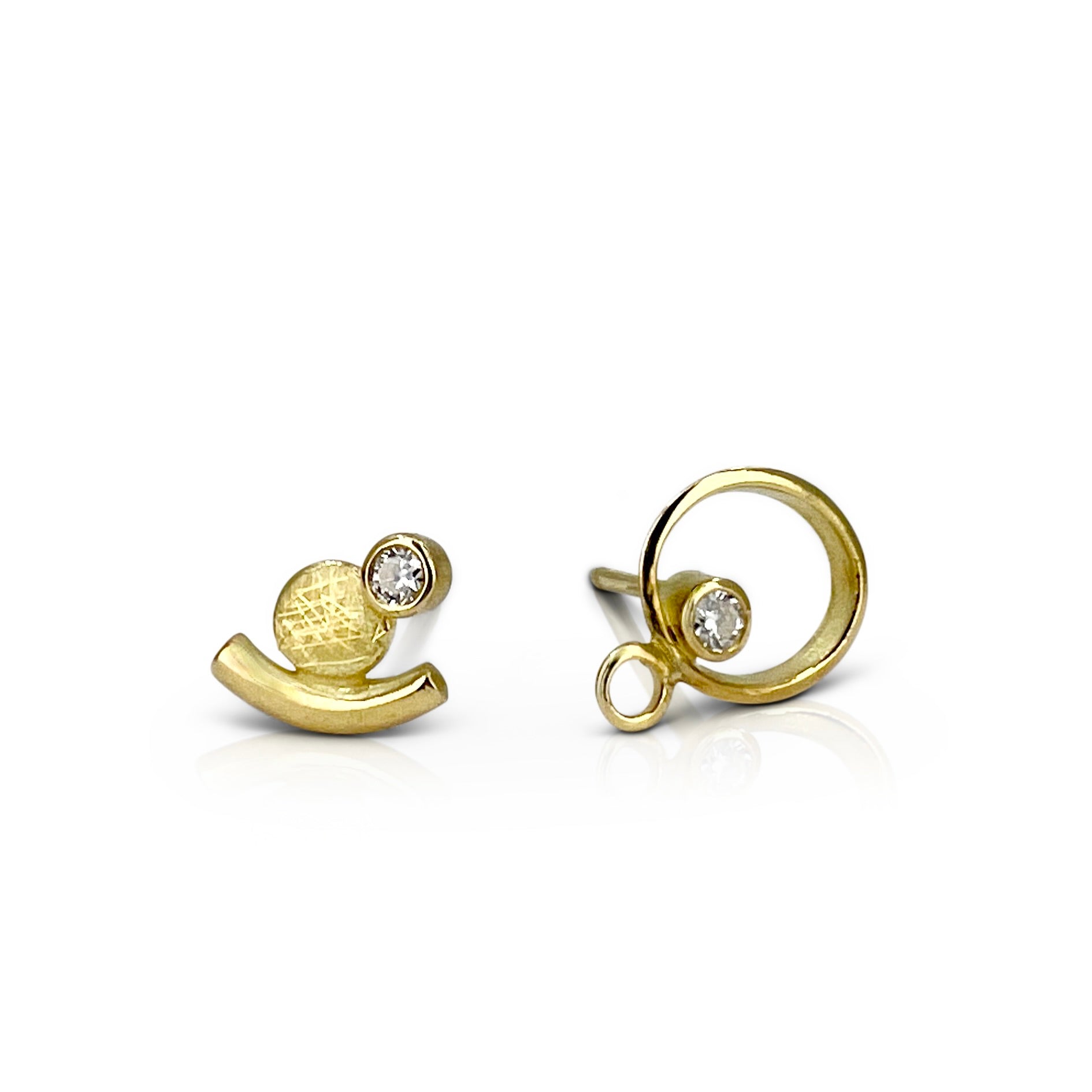 Asymmetric studs in 18K gold (small) with diamonds