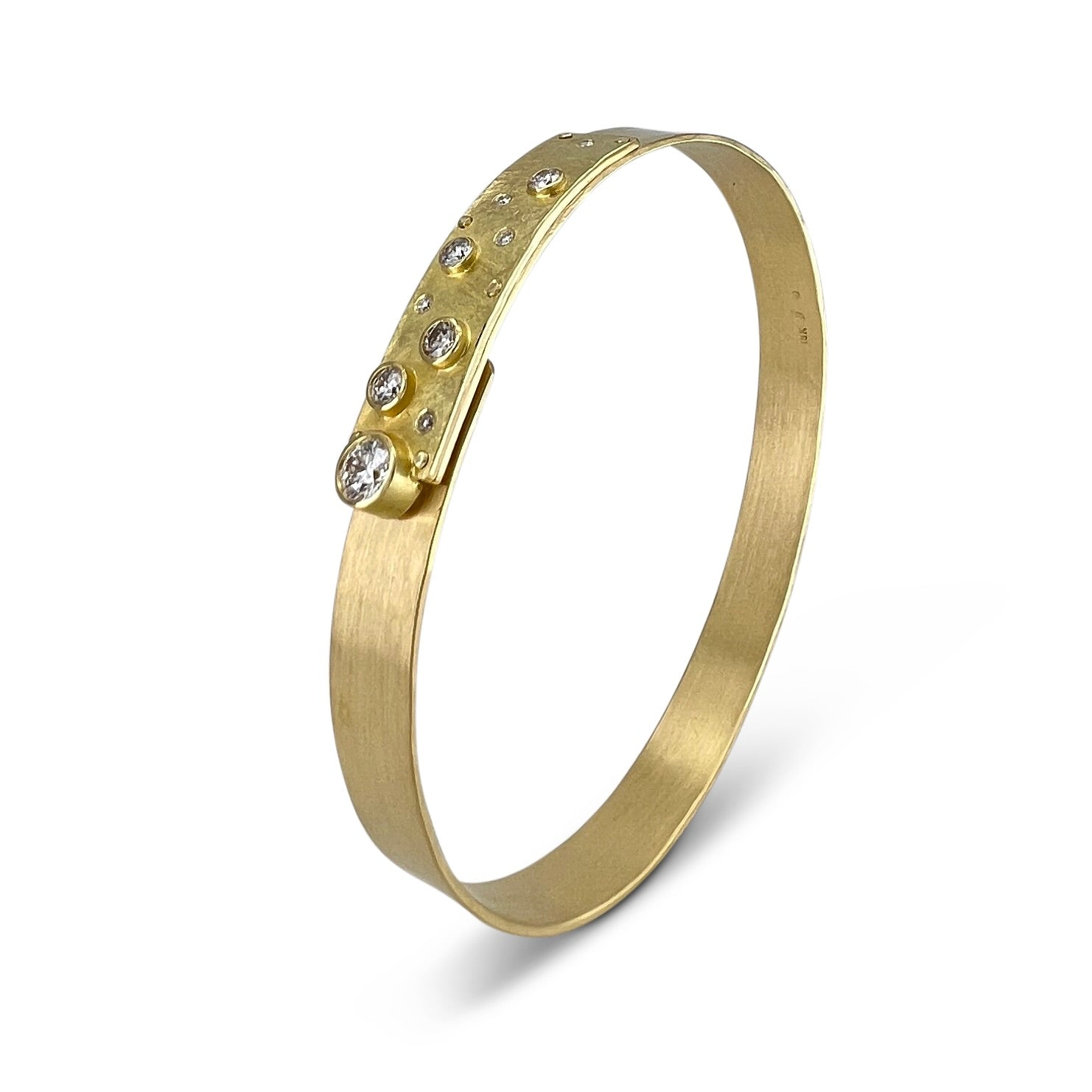 Narrow forged cuff in 18K yellow gold with diamonds