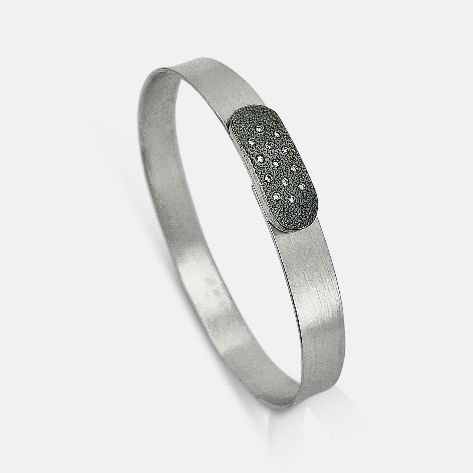 Narrow forged cuff in sterling silver with top closure and