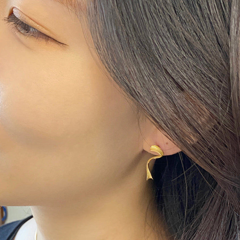Twirl earrings in 18K yellow gold