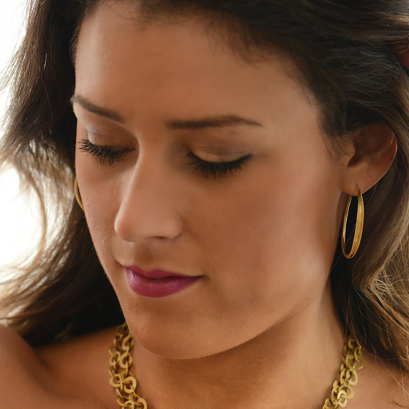 Hand forged hoop earring in 18K yellow gold