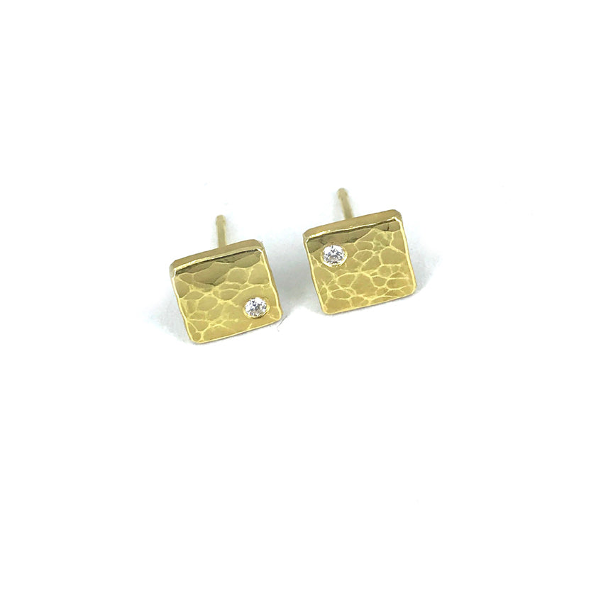 Square forged studs in 18K gold with diamonds