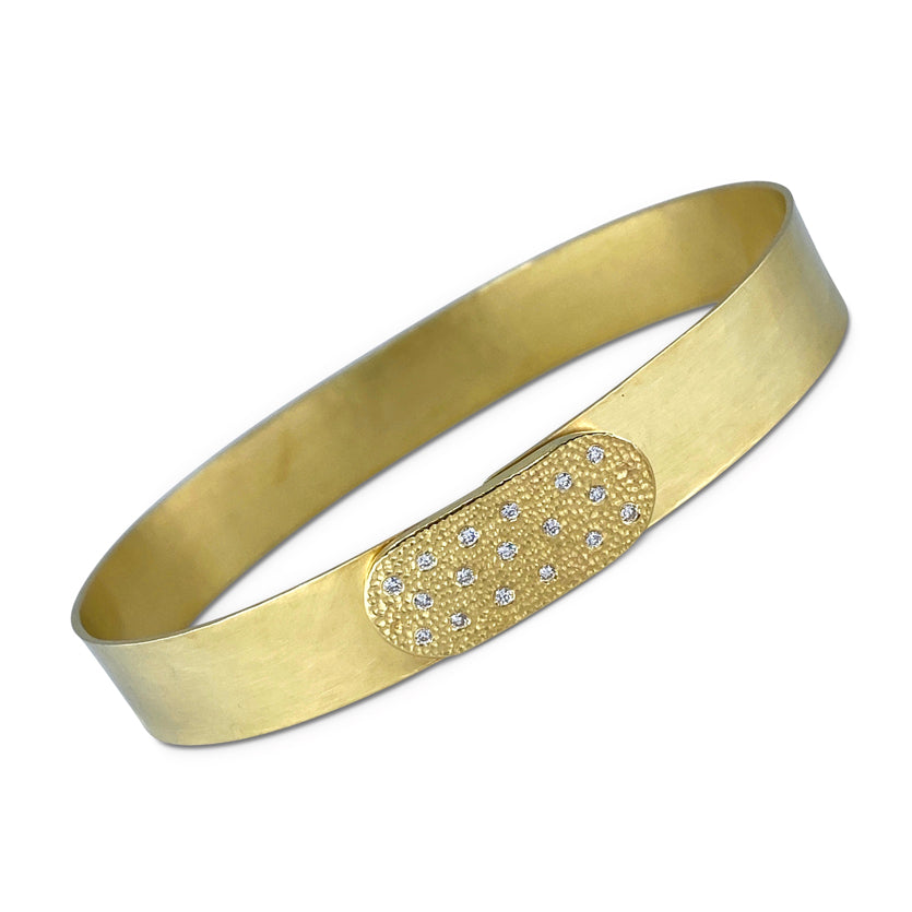 Narrow forged cuff with top closure and diamonds