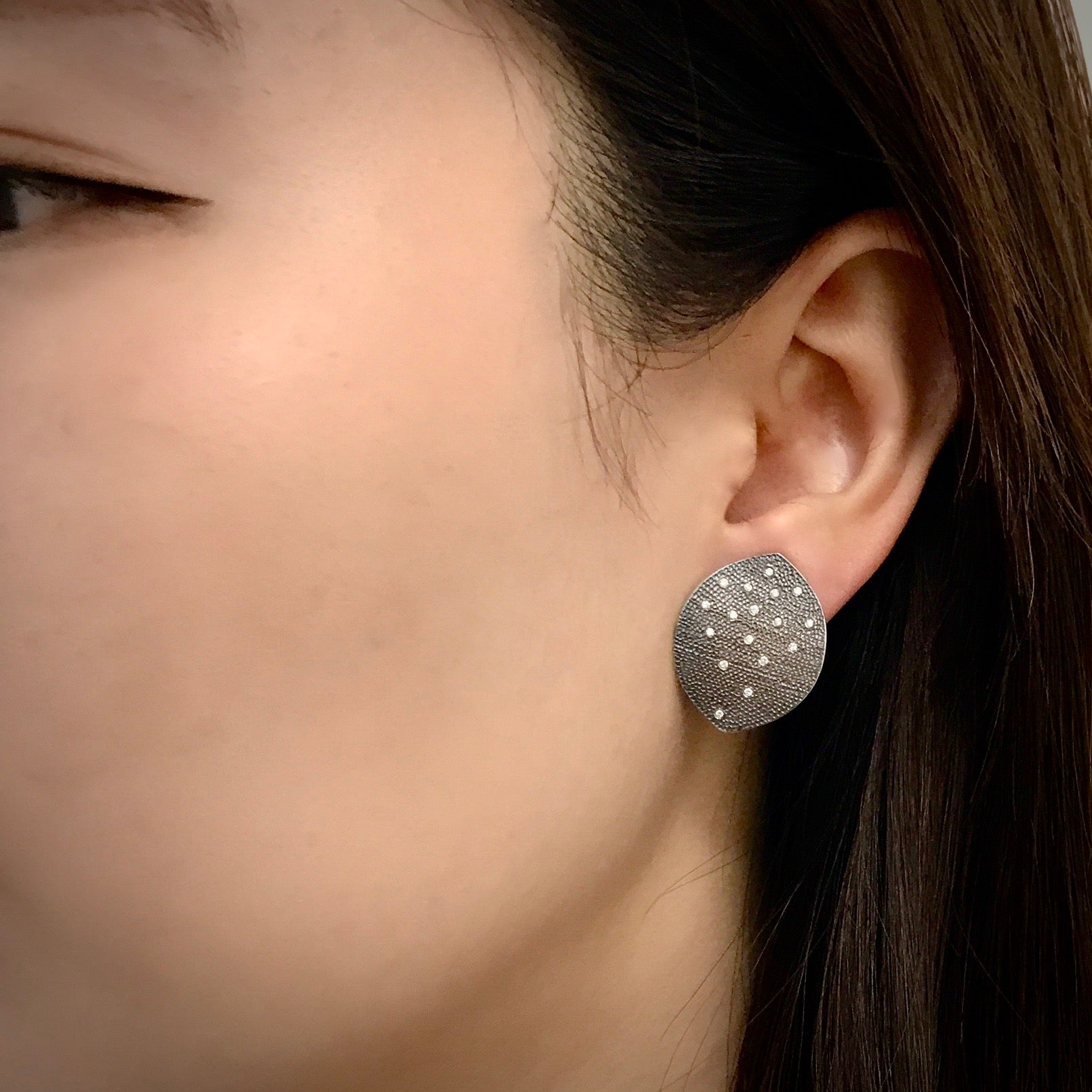 Leaf earrings in sterling silver with diamonds