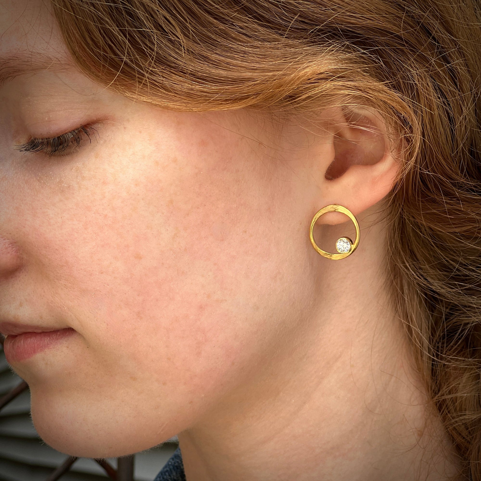 Petite V hoops in 18K yellow gold with diamonds