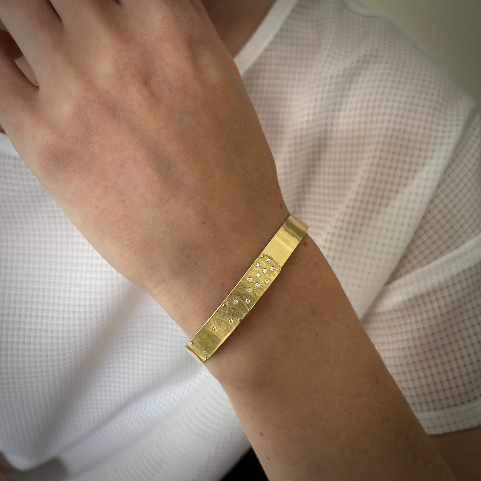 Narrow forged cuff with top closure and diamonds (2)