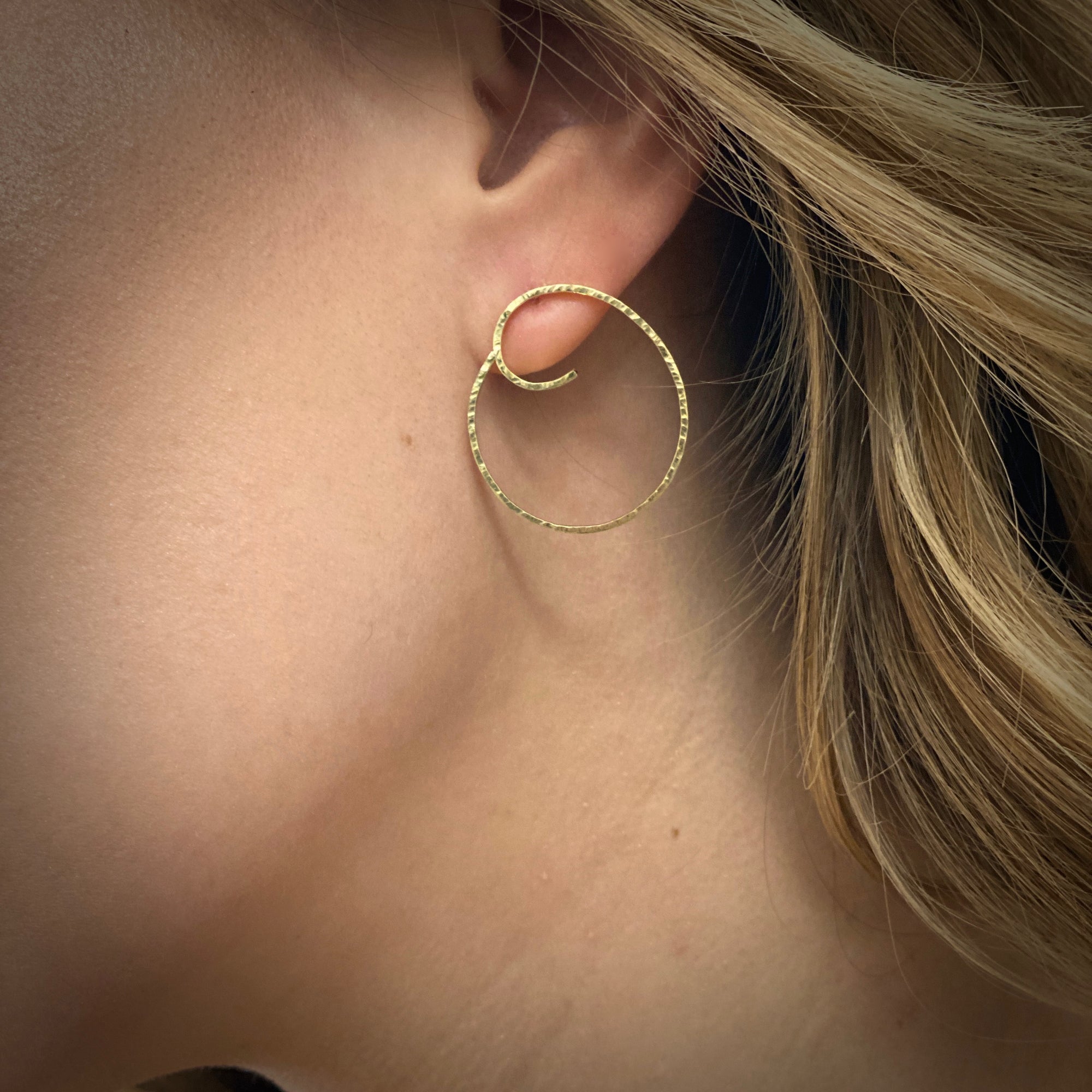 Simple spiral earrings in 18K yellow gold