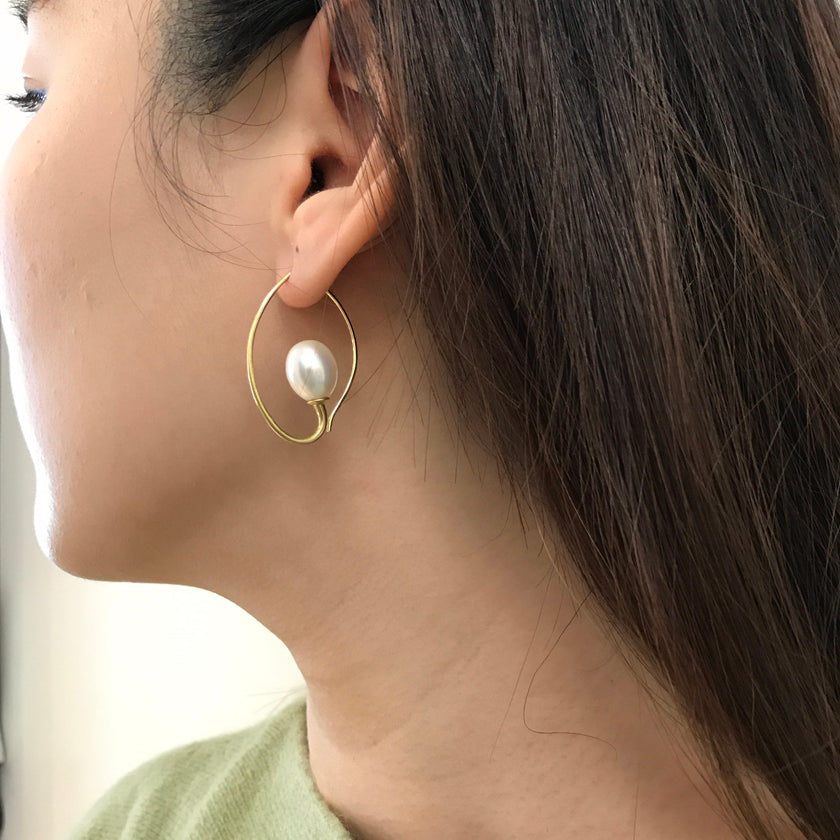 Inverted Drop Earrings in 18K Gold with Fresh Water Pearls