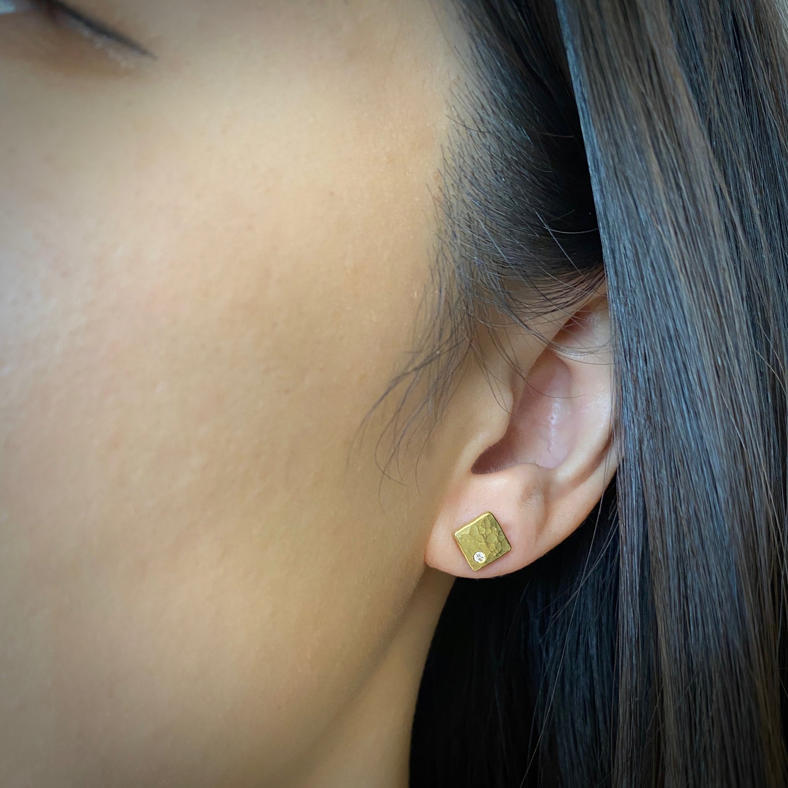 Square forged studs in 18K gold with diamonds