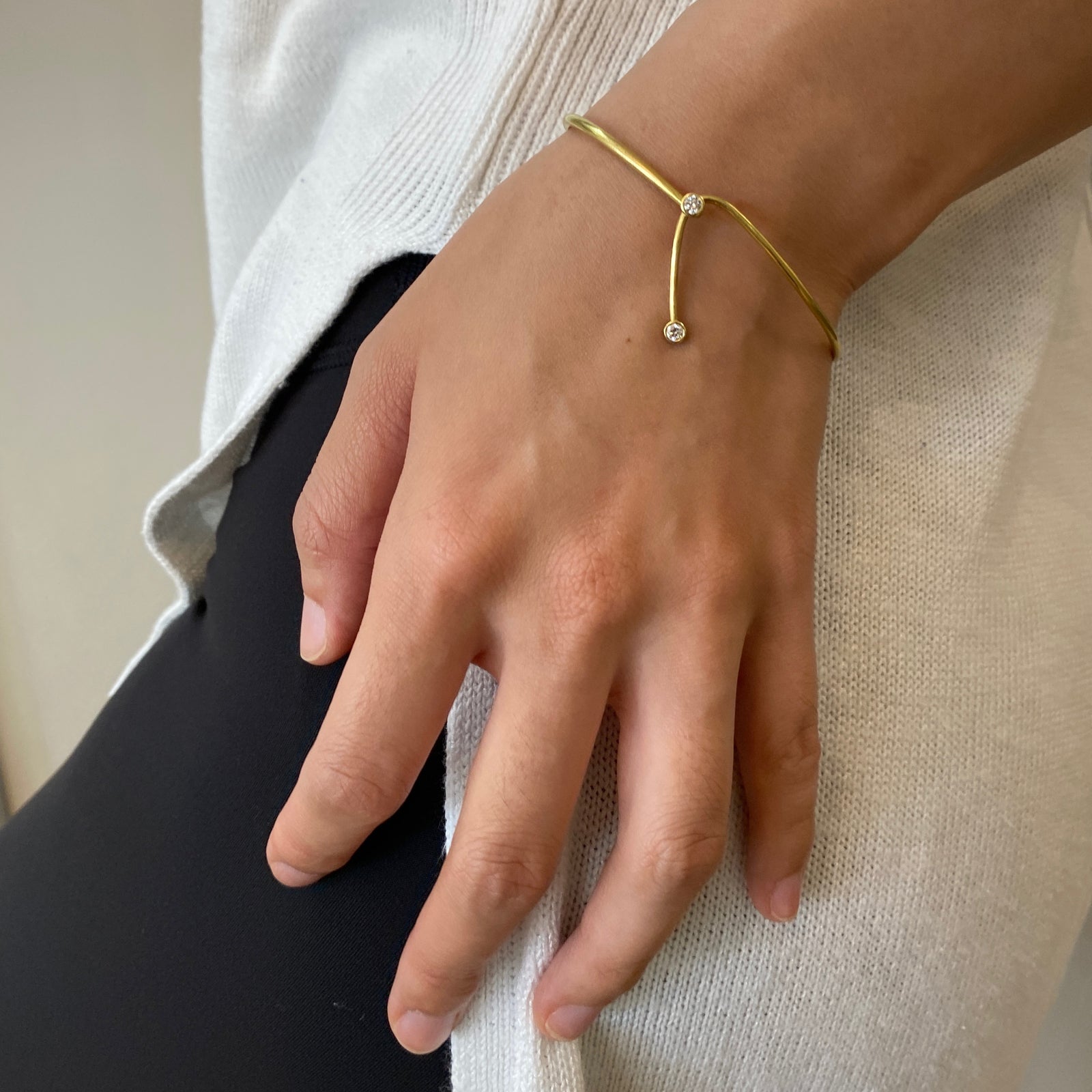 Lasso cuff in 18K gold with 2 diamonds