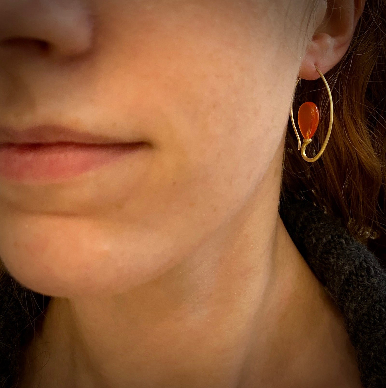 Inverted earrings in 18K yellow gold with orange chalcedony