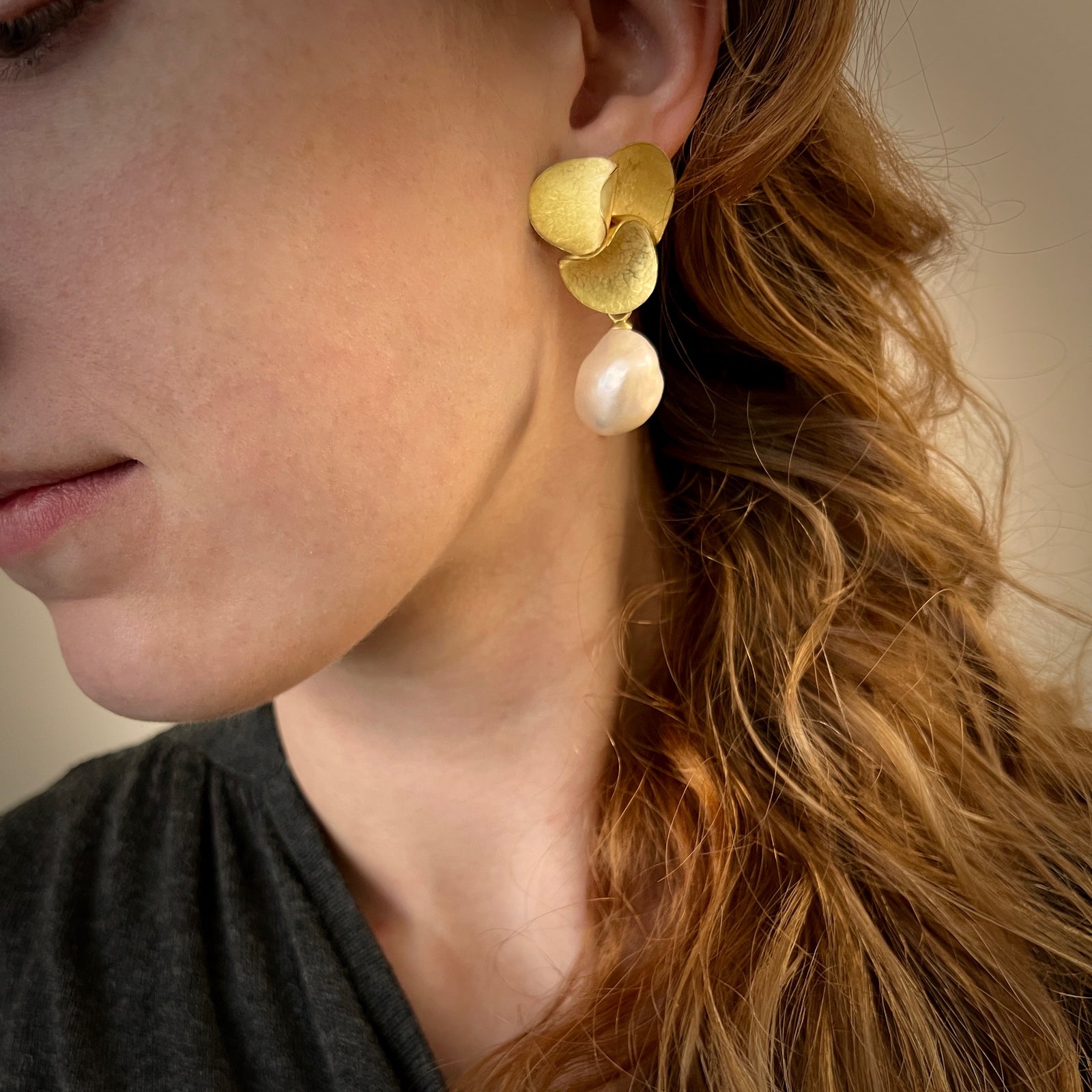 Large Autumn Leaves Earrings in 18K yellow gold with freshwater pearls