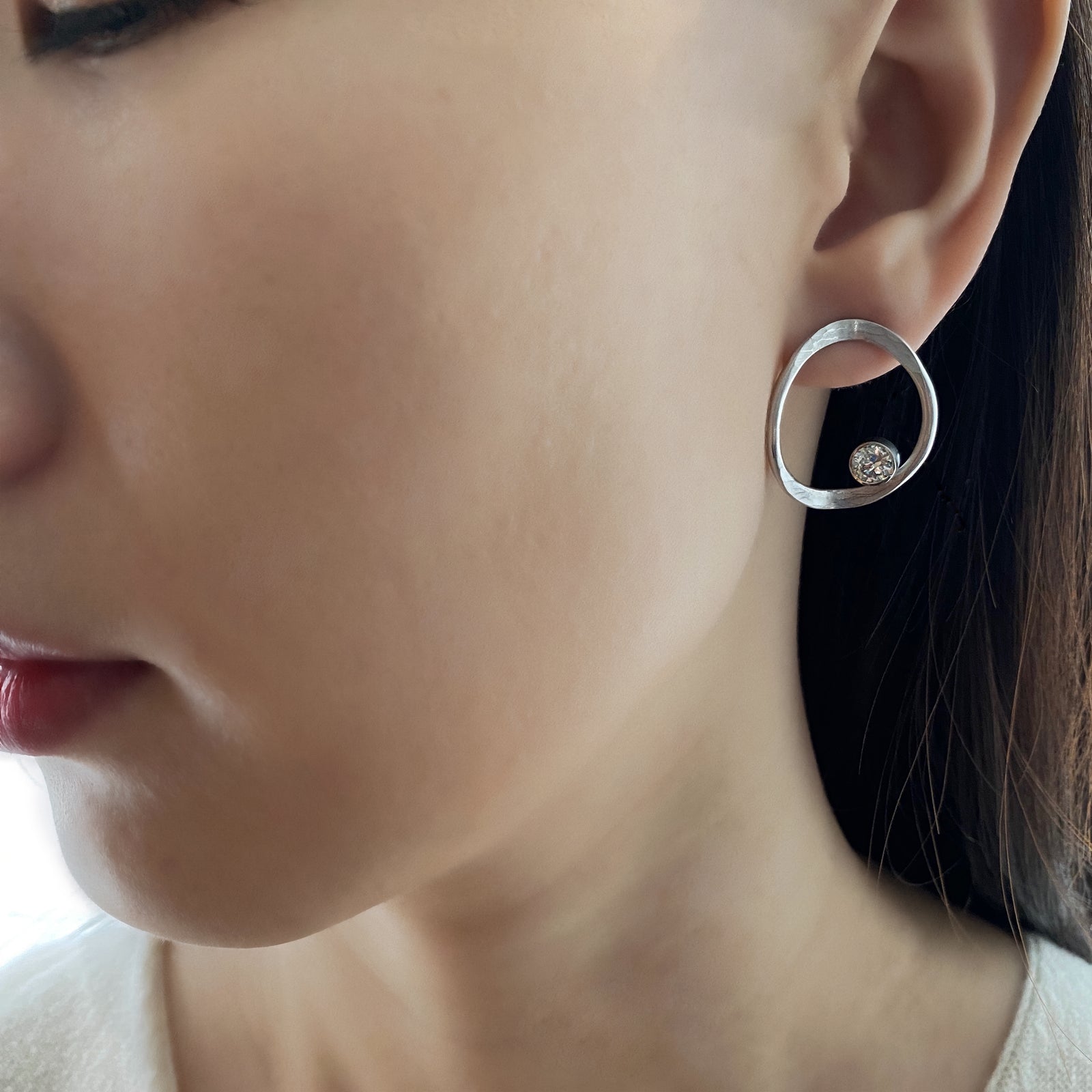 V hoop setting in silver, platinum, rhodium