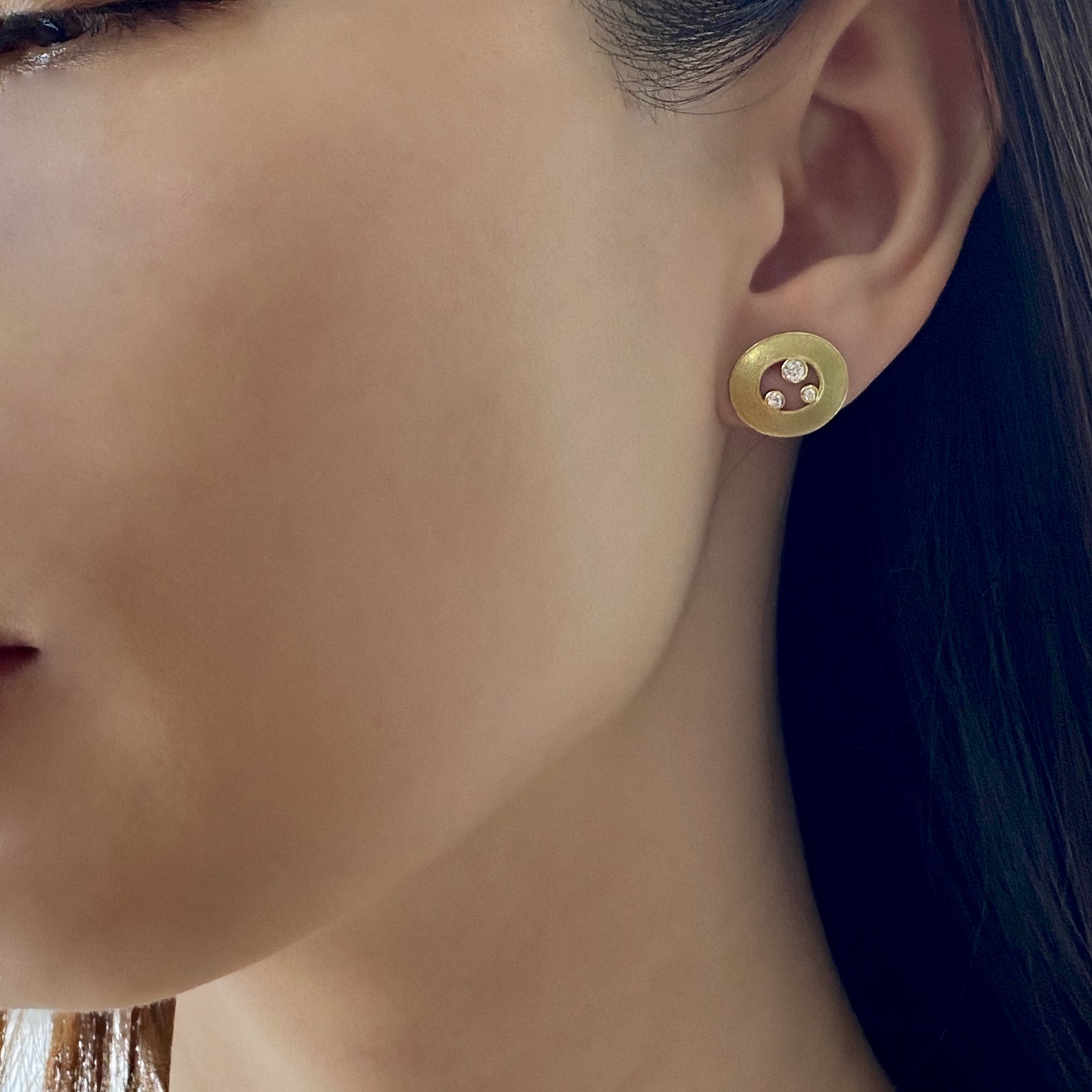 Oval textured earrings in 18K yellow gold with Diamonds