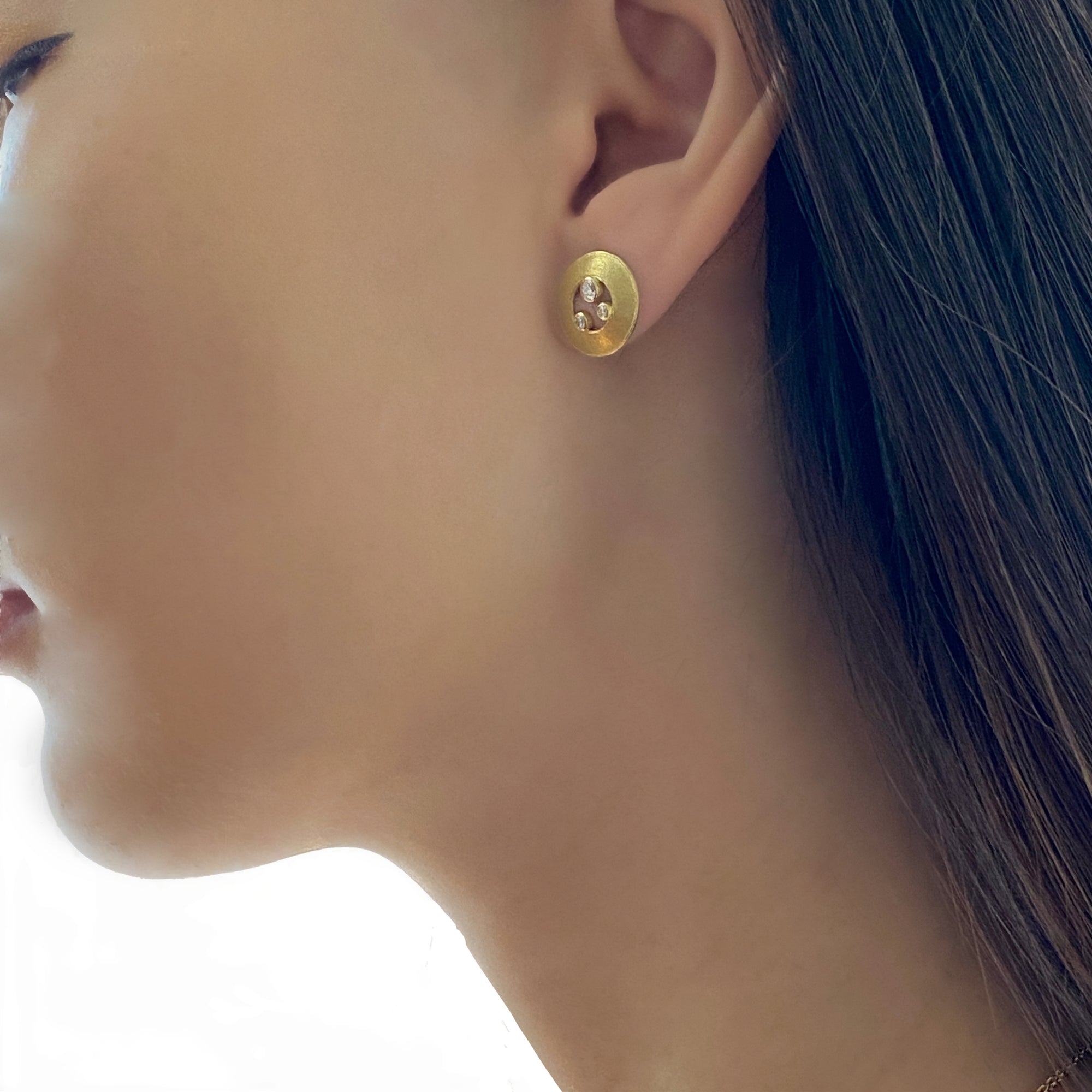 Oval textured earrings in 18K yellow gold with Diamonds