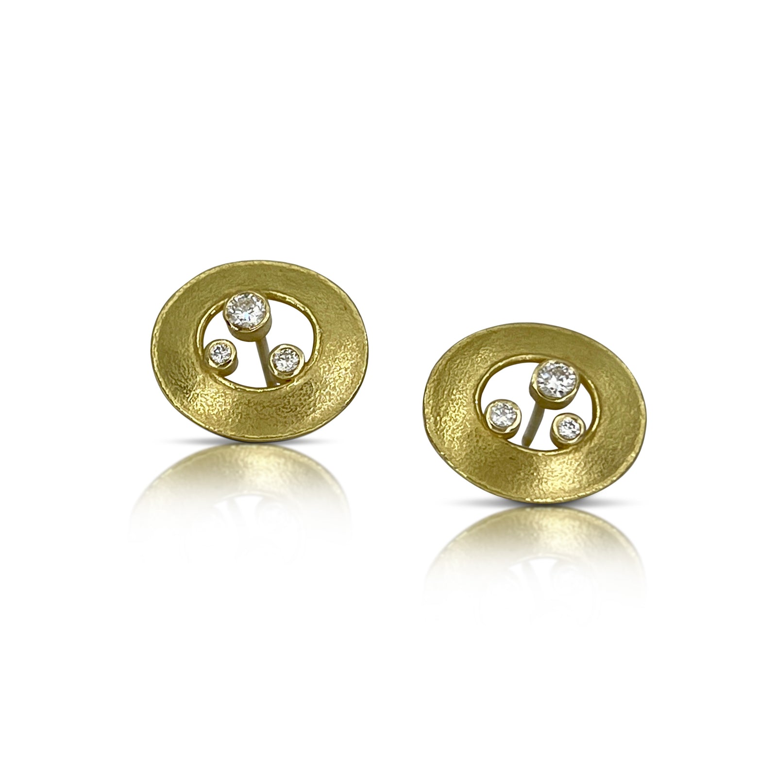 Oval textured earrings in 18K yellow gold with Diamonds
