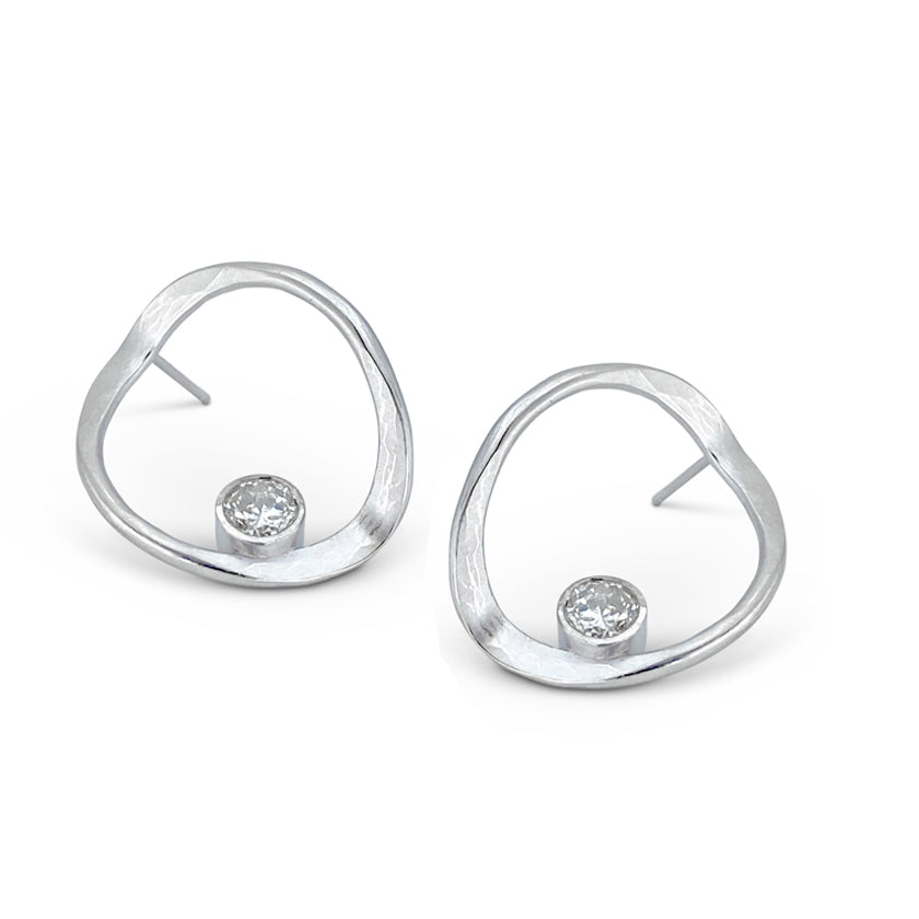 V hoop setting in silver, platinum, rhodium