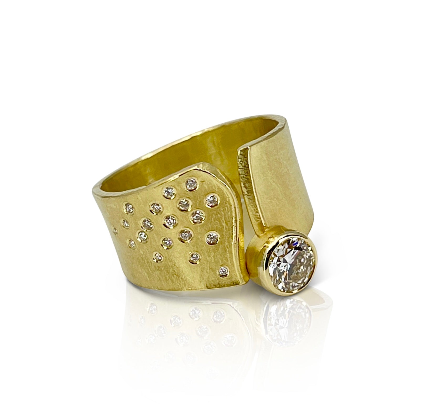 Wafer ring in 18K gold with center diamond and offset side diamonds